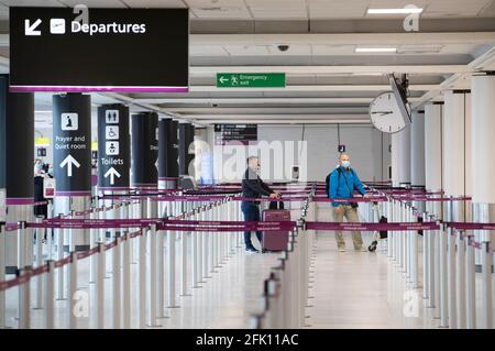 Ein Foto vom 15/06/20 von Passagieren, die eine Gesichtsmaske tragen und am Check-in-Bereich am Flughafen Edinburgh warten. Nach neuen Untersuchungen rechnen weniger Bürger mit dem Einsatz von Bussen, Zügen und Flugzeugen, nachdem Schottland aus der Sperre aufgetaucht ist. Ausgabedatum: Dienstag, 27. April 2021. Stockfoto