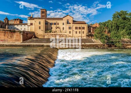 Insel Isola Tiberina, Fluss Tiber, Brücke, Rotto, Cestio, Trastevere, Basilika St. Bartholomäus auf der Insel, Roma, Latium, Italien, Europa Stockfoto