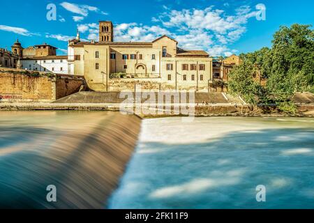 Insel Isola Tiberina, Fluss Tiber, Brücke, Rotto, Cestio, Trastevere, Basilika St. Bartholomäus auf der Insel, Roma, Latium, Italien, Europa Stockfoto
