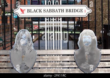 Die Brücke auf der Broad Street, Birmingham, benannte die Black Sabbath Bridge nach der Musikgruppe Black Sabbath, die in der Stadt gegründet wurde, um. Die Brücke hat einen Sitz, wo man neben Mitgliedern der Band sitzen kann. Stockfoto
