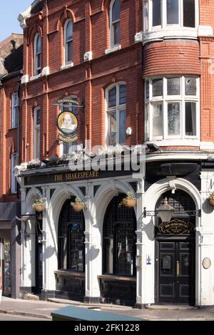 Das Shakespeare Inn liegt an der Ecke Summer Row und Lionel Street, Birmingham. Gegründet 1873. Die nahe gelegene New Central Library beherbergt eine Sammlung von Shakespeare-Büchern und Erinnerungsstücken. Stockfoto