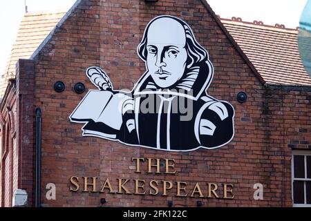 Das Shakespeare Inn liegt an der Ecke Summer Row und Lionel Street, Birmingham. Gegründet 1873. Die nahe gelegene New Central Library beherbergt eine Sammlung von Shakespeare-Büchern und Erinnerungsstücken. Stockfoto