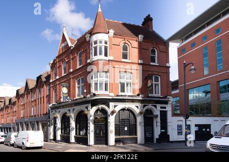 Das Shakespeare Inn liegt an der Ecke Summer Row und Lionel Street, Birmingham. Gegründet 1873. Die nahe gelegene New Central Library beherbergt eine Sammlung von Shakespeare-Büchern und Erinnerungsstücken. Stockfoto