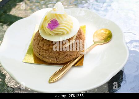 Buns Choux Gebäck mit weißer Schokolade bestreut, Stock Foto Stockfoto