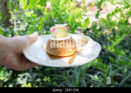 Buns Choux Gebäck mit weißer Schokolade bestreut, Stock Foto Stockfoto