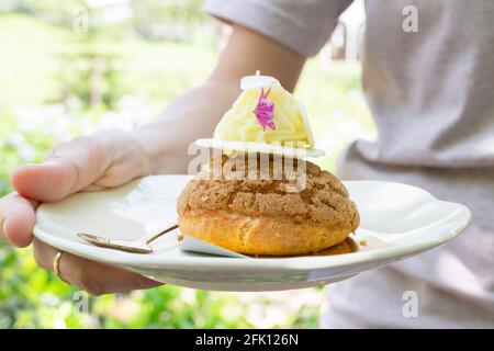 Buns Choux Gebäck mit weißer Schokolade bestreut, Stock Foto Stockfoto