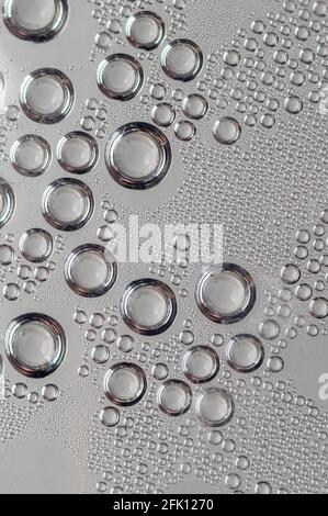Vertikale Aufnahme von Wassertropfen auf dem Glas Stockfoto
