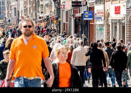 AMSTERDAM, NIEDERLANDE - 27. APRIL: Massen von Feiernden werden während des Königstages 2021 (Koningsdag) am 27. April 2021 in Amsterdam, Niederlande, gesehen. Aufgrund der Coronavirus-Pandemie wurden die diesjährigen offiziellen Feierlichkeiten genau wie im vergangenen Jahr abgesagt. Dennoch gingen viele Nachtschwärmer auf die Straßen von Amsterdam und anderen Städten im ganzen Land. (Foto von Niels Wenstedt/BSR Agency/Alamy Live News) Stockfoto