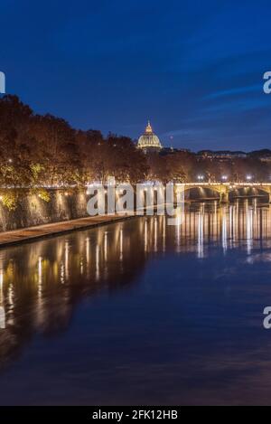 Sonnenuntergang über dem Fluss Tevere mit dem Petersdom im Hintergrund, Rom, Latium, Italien, Europa Stockfoto