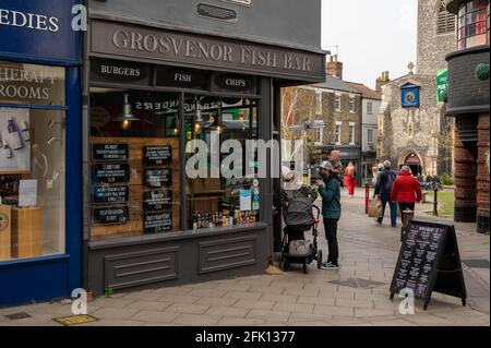 Pottergate Norwich ist ein berühmter Fisch- und Chipshop zum Mitnehmen Leute von der Haustür treten wegen Covid 19 Richtlinien Stockfoto