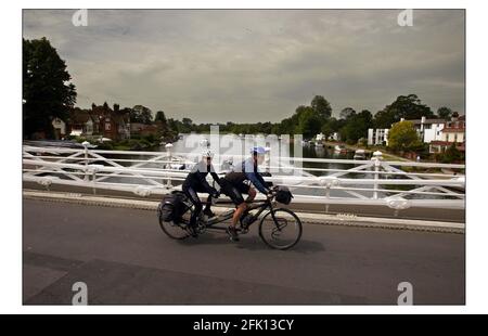 Jane Tomlinson Reiten von Rom nach Leeds, um Geld für ihre Wohltätigkeitskampagne zu sammeln. Mit ihr ist Luke Goward her Brother Crossing the Thames into Marlow pic David Sandison 3/6/2004 Stockfoto