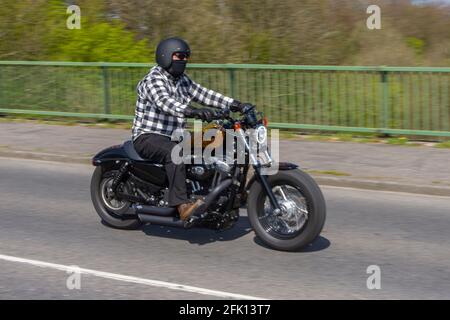 2011 Harley Davidson XL1200 achtundvierzig; Motorradfahrer; zweirädriger Transport, Motorräder, Fahrzeug auf britischen Straßen, Motorräder, Motorradfahrer, die in Manchester, Großbritannien, unterwegs sind Stockfoto