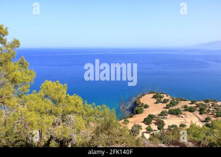 Blick über einen Campingplatz in Richtung Latchi und Polis und das Troodos-Gebirge, Akamas-Halbinsel auf Zypern. Stockfoto