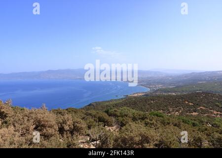 Blick über einen Campingplatz in Richtung Latchi und Polis und das Troodos-Gebirge, Akamas-Halbinsel auf Zypern. Stockfoto