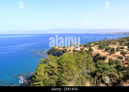 Blick über einen Campingplatz in Richtung Latchi und Polis und das Troodos-Gebirge, Akamas-Halbinsel auf Zypern. Stockfoto