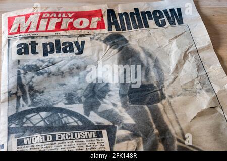 Eine alte zerknitterte Kopie des Daily Mirror vom März 1983 mit der Schlagzeile Andrew im Spiel. Stockfoto