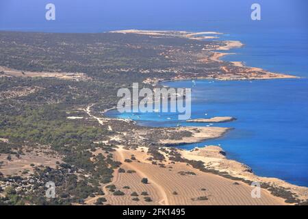 Blick von oben auf die Küste der Insel Zypern mit blauer Lagune. Akamas Kaplandschaft Stockfoto