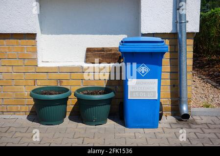 POZNAN, POLEN - 21. Sep 2015: POZNANBlauer Plastikmüllbehälter an einer Wand Stockfoto