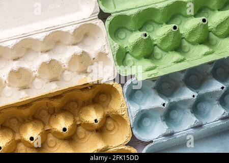 Wellpappe für Hühnereier in verschiedenen Farben. Umweltfreundliche Verpackung. Speicherplatz kopieren Stockfoto