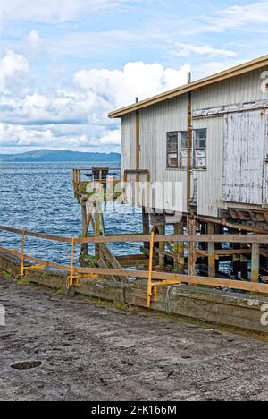 Altes Lagerhaus über der Columbia River Bay - Astoria, Oregon - Vereinigte Staaten von Amerika - 16. September 2013 Stockfoto