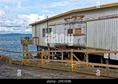 Altes Lagerhaus über der Columbia River Bay - Astoria, Oregon - Vereinigte Staaten von Amerika - 16. September 2013 Stockfoto