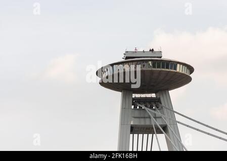 Bratislava. Slowakei. Frühjahr 2019. Brücke mit Aussichtsplattform in Bratislava. Aussichtsplattform in Form einer fremden fliegenden Untertasse. Stockfoto