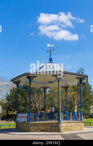 Pageant Gardens, Sherborne, Dorset UK an einem warmen sonnigen Tag im April - Bandstand mit Covid 19 Erinnerungen und NHS wir danken Ihnen, dass Sie während Coronavirus Stockfoto