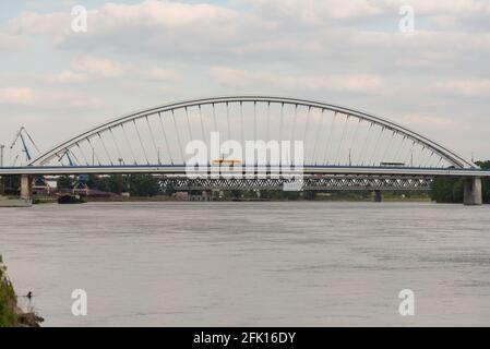 Bratislava. Slowakei. Frühjahr 2019. Eine der Brücken der Stadt Bratislava. Apollo-Brücke über die Donau. Stockfoto