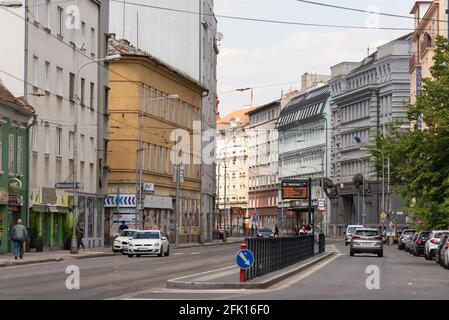 Bratislava. Slowakei. Frühjahr 2019. Straßenbahnschienen und Bushaltestelle in Bratislava. Öffentliche Verkehrsmittel in der Slowakei. Straße in der Stadt Stockfoto