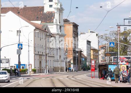 Bratislava. Slowakei. Frühjahr 2019. Straßenbahnschienen und Bushaltestelle in Bratislava. Öffentliche Verkehrsmittel in der Slowakei. Straße in der Stadt Stockfoto