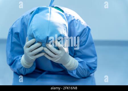 Mitarbeiter im Gesundheitswesen sind verzweifelt über den dringenden Bedarf an PSA und Not. Weinender Arzt während des COVID-19, der im Krankenhaus Hilfe brauchte. Coronavirus-Krise Deat Stockfoto