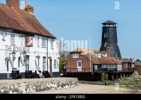 Langstone Mill und The Royal Oak Pub in Langstone Harbour, am Chichester Harbour, Hampshire, England, Großbritannien Stockfoto