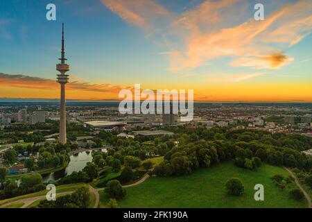 Sommer Sonnenaufgang über der schönen bayerischen Stadt München mit Die beliebte und aufschlußreich Aussicht auf den Olympiapark Mit dem hohen Turm Stockfoto