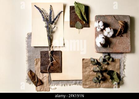Kreatives Layout abstrakte Geometrie leere Quadrate von Natur Materialien Papier, Textil, Holz und Steine mit trockenen Blättern und Blumen. Flach liegend. Platz für ein Stockfoto