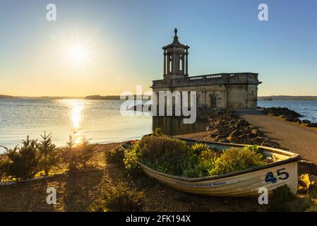 Rutland Water Church mit kleinem Boot bei Sonnenuntergang, Normanton Church Sunset at Rutland Water, Rutland, East Midlands, England, GB, Großbritannien, Europa Stockfoto