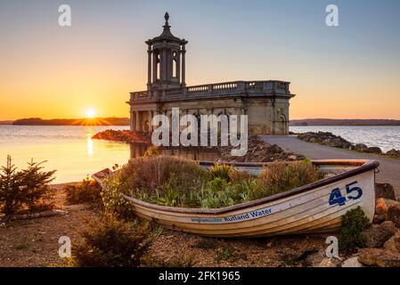 Rutland Water Church mit kleinem Boot bei Sonnenuntergang, Normanton Church Sunset at Rutland Water, Rutland, East Midlands, England, GB, Großbritannien, Europa Stockfoto