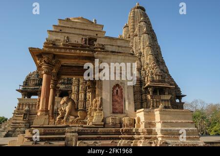 Der Kandariya Mahadev Tempel und der Mahadeva Tempel in Khajuraho, Madhya Pradesh, Indien. Ist Teil der Khajuraho-Gruppe von Denkmälern. Stockfoto