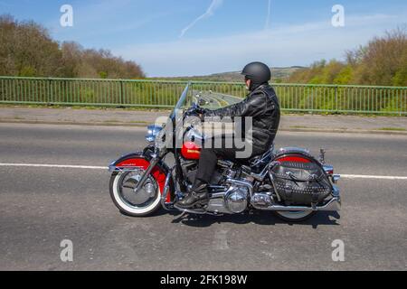 2010 Harley-Davidson Heritage Softail Classic FLSTC; Motorradfahrer; zweirädriger Transport, Motorräder, Fahrzeug auf britischen Straßen, Motorräder, Motorradfahrer, die in Manchester, Großbritannien, unterwegs sind Stockfoto