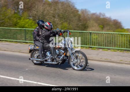 Harley Davidson vinatge 90er Owners Group; Motorradfahrer; Zweiradtransport, Motorräder, Fahrzeug auf britischen Straßen, Motorräder, Motorradfahrer, die in Manchester, Großbritannien, unterwegs sind Stockfoto