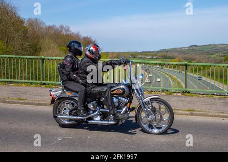 Vintage 90s Harley Davidson Owners Group; Motorradfahrer; zweirädriger Transport, Motorräder, Fahrzeug auf britischen Straßen, Motorräder, Motorradfahrer fahren in Manchester, Großbritannien Stockfoto