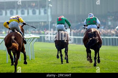 RACING AINTREE 2. TAG 5/5/2002 MARTELL TOPHAM CHASE SIEGER SEINE ZEIT FÜR EINE VERÄNDERUNG (MITTE) NACH DEM LETZTEN BILD DAVID ASHDOWN.RACING AINTREE Stockfoto