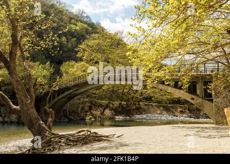 Papingo-Brücke, Voidomatis-Flussufer in der Region Ioannina, nordwestlich von Griechenland Stockfoto