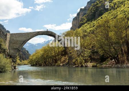 Fußgängersteinbrücke Konitsa über den Fluss Aoos oder Vjose im Nordwesten Griechenlands, Europa. Stockfoto