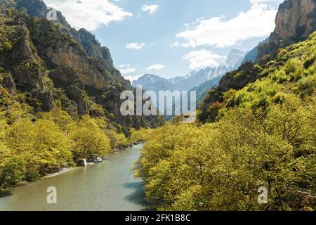 Blick von der Fußgängersteinbrücke Konitsa über den Fluss Aoos oder Vjose im Nordwesten Griechenlands, Europa. Stockfoto