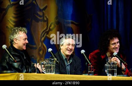 VON LINKS NACH RECHTS>Roger Taylor, Robert De Niro und Brian May treten auf der Pressekonferenz der neuen Musikproduktion 'We will Rock You' auf, die am 14. Mai 2002 im Dominion Theatre für die Öffentlichkeit eröffnet wird Stockfoto