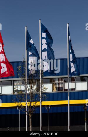 KOBLENZ, DEUTSCHLAND - 22. April 2021: Koblenz, Deutschland - 22. April 2021: Fahnen in blau, rot und gelb mit dem IKEA-Logo vor dem IKEA-Store Stockfoto