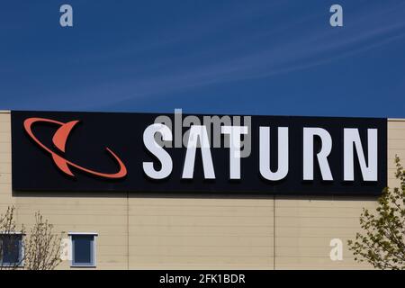 KOBLENZ, DEUTSCHLAND - 22. Apr 2021: Koblenz, Deutschland - 22. April 2021: Teil der Fassade des Saturn-Stores mit Logo und Schriftzug - Kopierraum Stockfoto