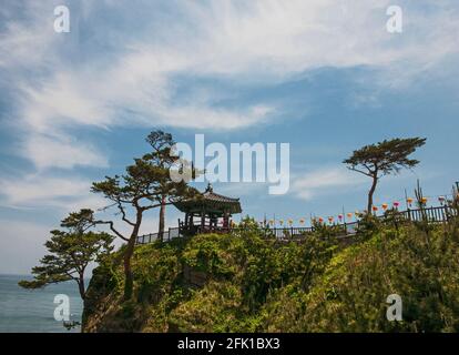 Pavillon an der Küste am Naksansa Tempel / Korea Stockfoto