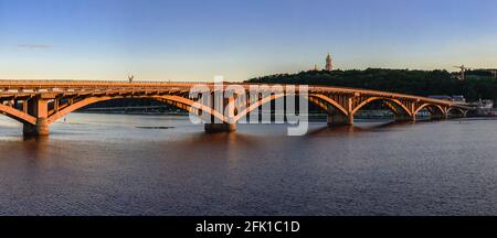 Kiew-Brücke Metro über den Dnjepr-Fluss in der Ukraine Stockfoto