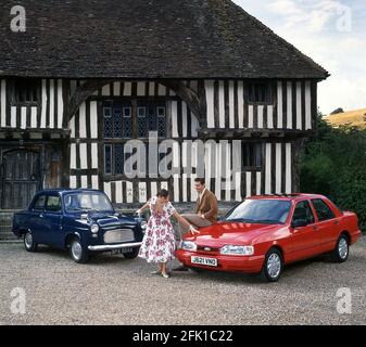 1963 Ford Popular (links) 1992 Ford Sierra (rechts) Stockfoto